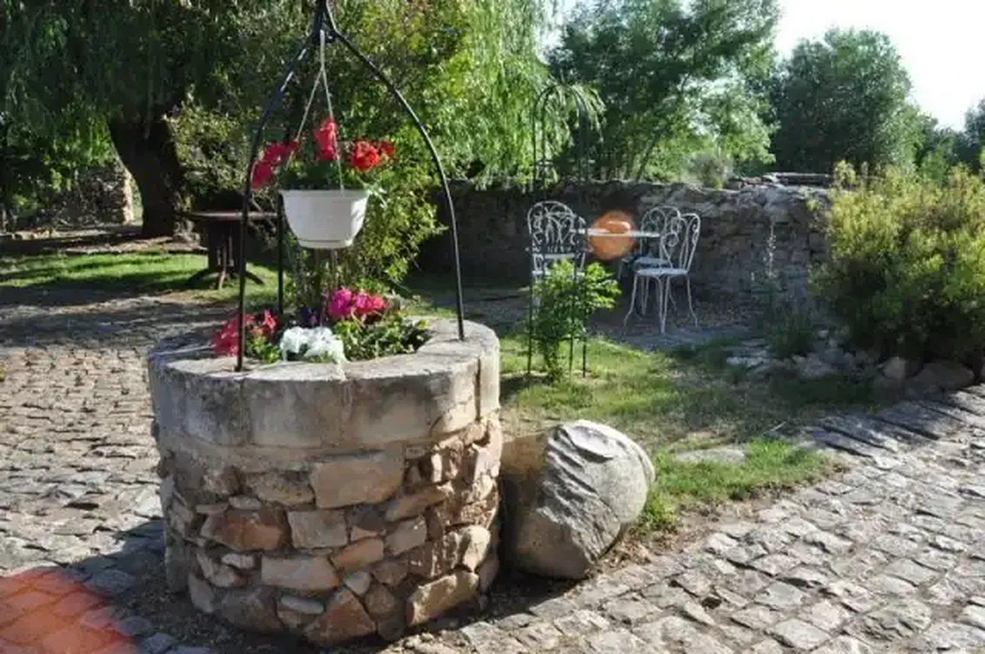 Puits fleuri (entrée centrale)